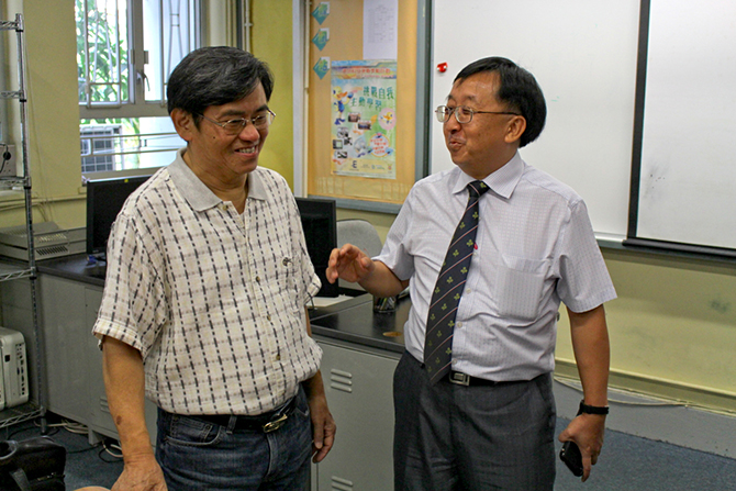 圖上：遇見昔日舊同事，即該校現任校長馬國良