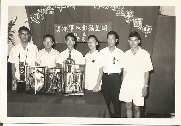 上圖：中國學生週報攝影比賽頒獎禮，Philip獲得了冠軍