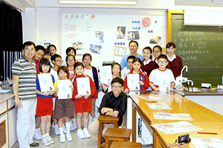 (右圖) 與參觀小學生大合照