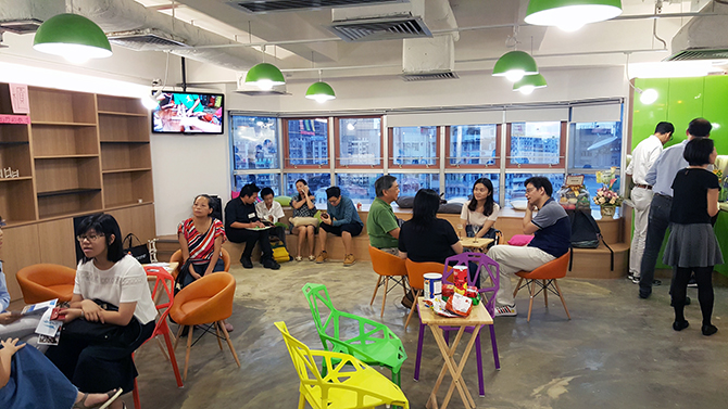 圖上：集結不同教育工作者交流brainstorm，工作室職員會聯繫熟識的人際教育網絡，轉介不同專家去幫忙。