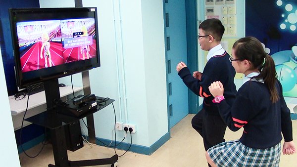 上圖：Kinect 體感遊戲引進於體育課，主要在下雨天時使用
