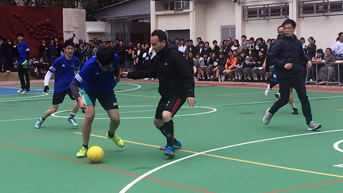 圖上：足球師生賽，與學生打成一遍，更帶領老師隊勝利