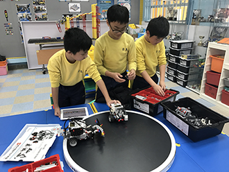圖上：LEGO 機械人校隊
