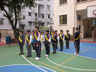 圖右：風紀步操