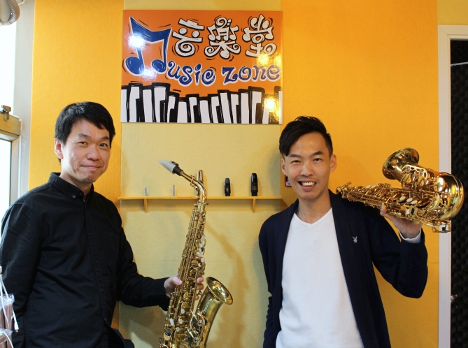 圖上： 訪問中，Jacky經常提到的人生伯樂、「音樂堂」創辦人張志仁先生(張Sir) (左) ，大家並肩作戰多年。