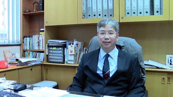 上圖：馮立榮校長接受本平台訪問，分享電子遊戲教學發展理念