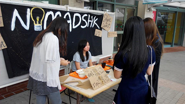 上圖：Nomadshk定期會於校內設置攤位，介紹及推廣組織各計劃