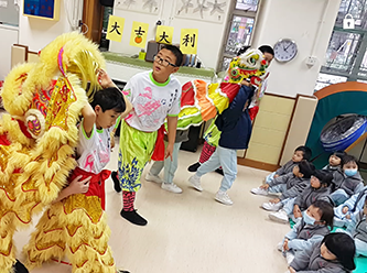 圖上：「龍獅藝隊」會到鄰近幼稚園，隊員以「小老師」身份就舞獅歷史及步法表演等，向幼稚園的小孩子作分享示範。