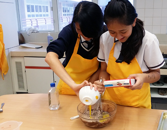 圖上：同學們努力準備菜式中