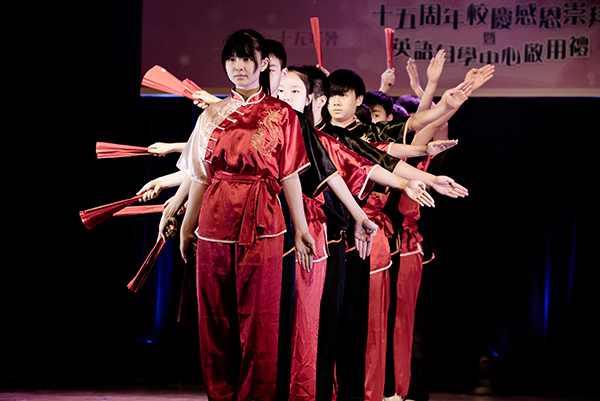 圖上：學生功夫扇表演