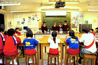 (右圖) 計劃負責同學向小學生講解水母