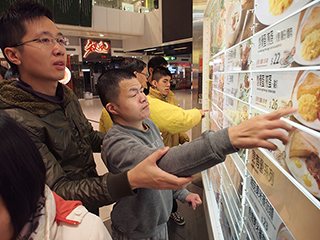 這所校園，在教育上踏盡了刺腳的彎路，它曾因主｜讚好人物