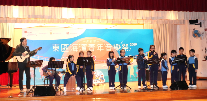圖上：愛官學生民歌隊於「東區海濱青年音樂祭2019」演出