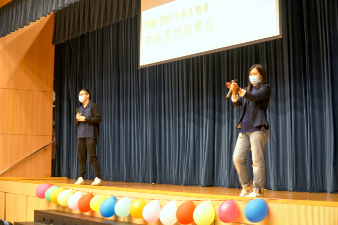 圖上：老師發揮創意，作曲填詞，創作正向主題曲!