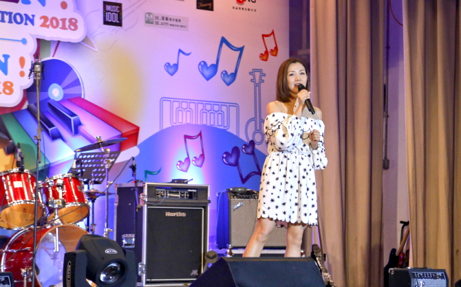 圖上：歌手譚嘉荃小姐為活動作表演