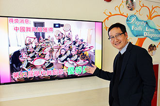 圖右：校園設有電視屏幕，鼓勵得獎或表現傑出的同學