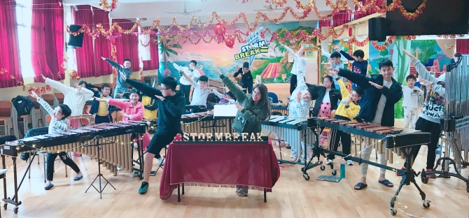 圖上：睡衣樂團登場