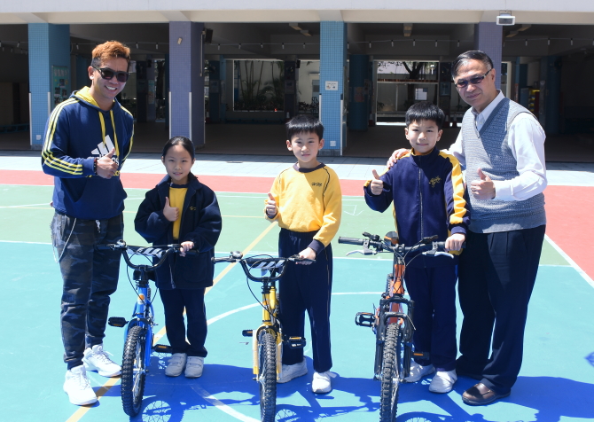 圖上：前港隊單車代表何兆麟(左一)及崔家祥校長(右一)與參與學生合照