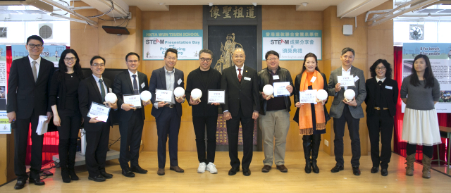 圖上：雲泉學校王廣漢校監(左七)、劉惠珍校長(右二)、張寶雯副校長(左二)、梁永強主任(左一)及陳穎欣老師(右一)，與一眾評審合照。