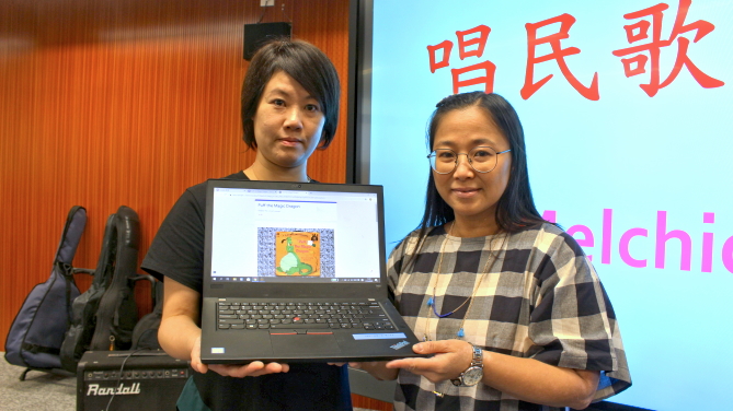 圖上：每集「唱民歌學英文」，陳燕珍老師(左)及莫潔盈老師(右)合力編製網上音樂及英語教材，例如工作紙、問卷及片段等