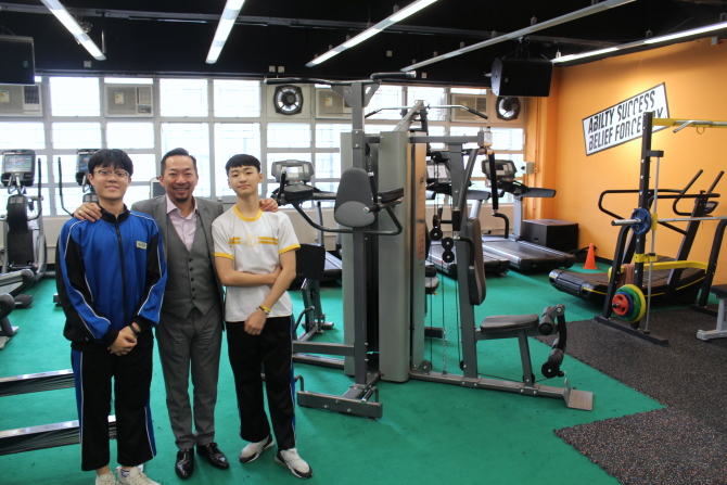 圖上：除了「咖啡店」，學校亦配備不同硬件設施，培育學生各方面興趣專長