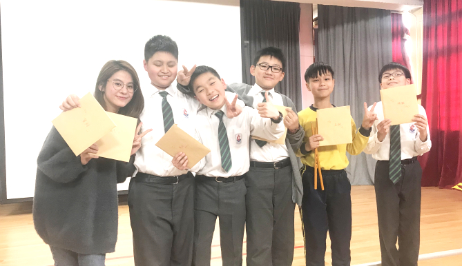 圖上：鄭老師為每位六年級團員親手製作賀卡