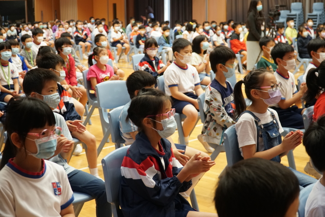 圖上：全情投入，互相拍和。