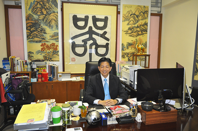 圖上：曾璧山中學何沛勝校長