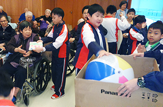 圖右：探訪安老院，向長者派送禮物
