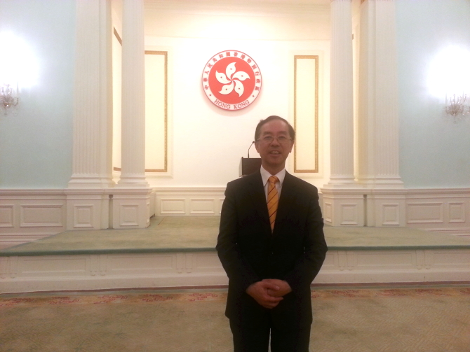 圖上：梁校長2008年獲頒「行政長官社區服務獎狀」，並於2013年更獲特區政府頒授榮譽勳章 (MH)