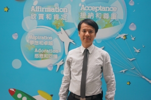 為了尋求教育的真正需要，他卸下華麗校長職袍，穿著校服化身成學生上課，｜讚好人物